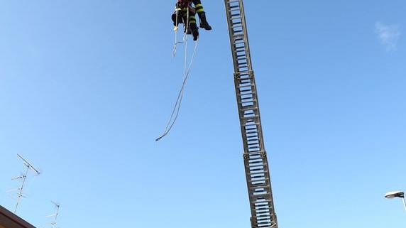 Scale troppo strette L’anziato infortunato calato dalla finestra