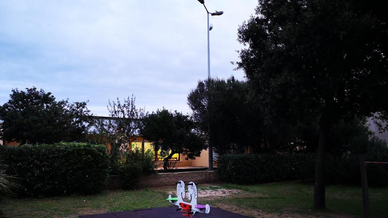 Punto luce a penzoloni nel parco