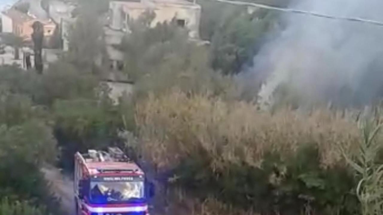 Va a fuoco una casa attimi di paura all’alba