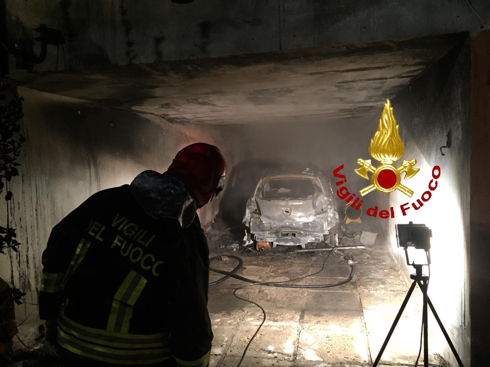 L'auto distrutta dalle fiamme a Terralba