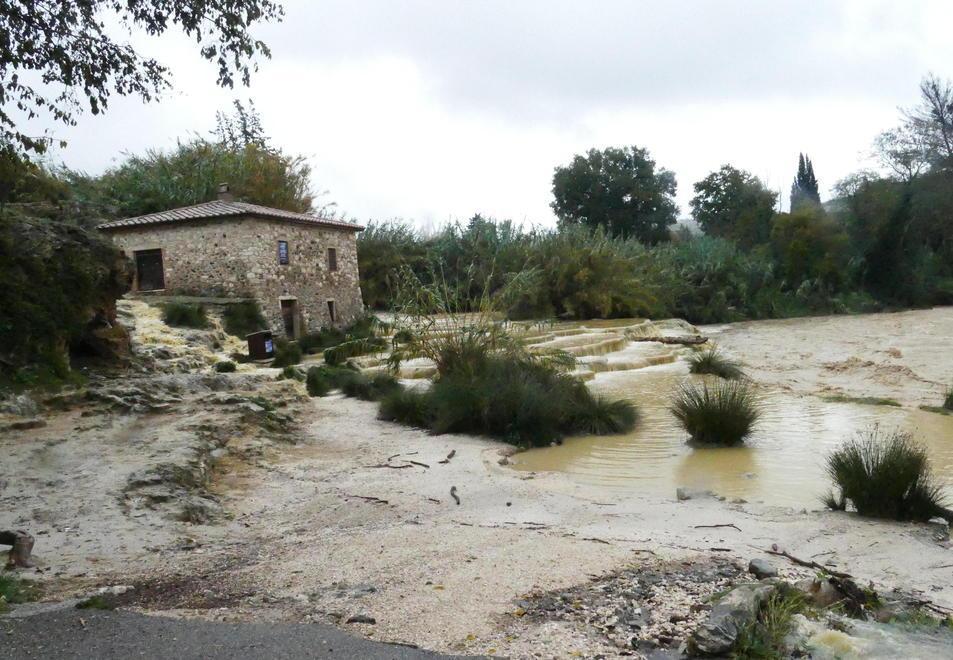 Le Cascatelle del Gorello travolte dal fango della piena il 15 novembre 2019 (foto Enzo Russo)