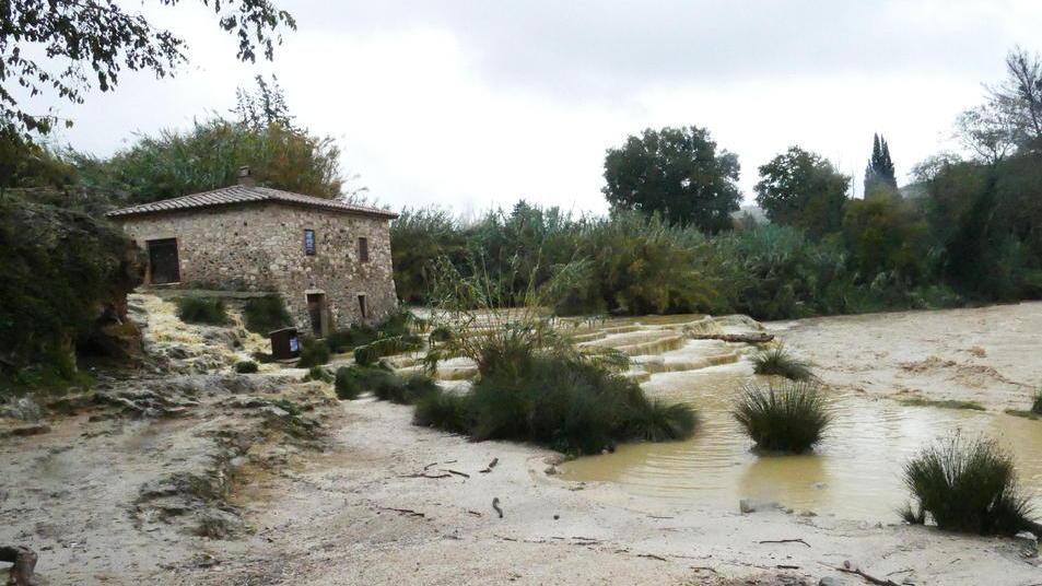 Le Cascatelle del Gorello travolte dal fango della piena il 15 novembre 2019 (foto Enzo Russo)