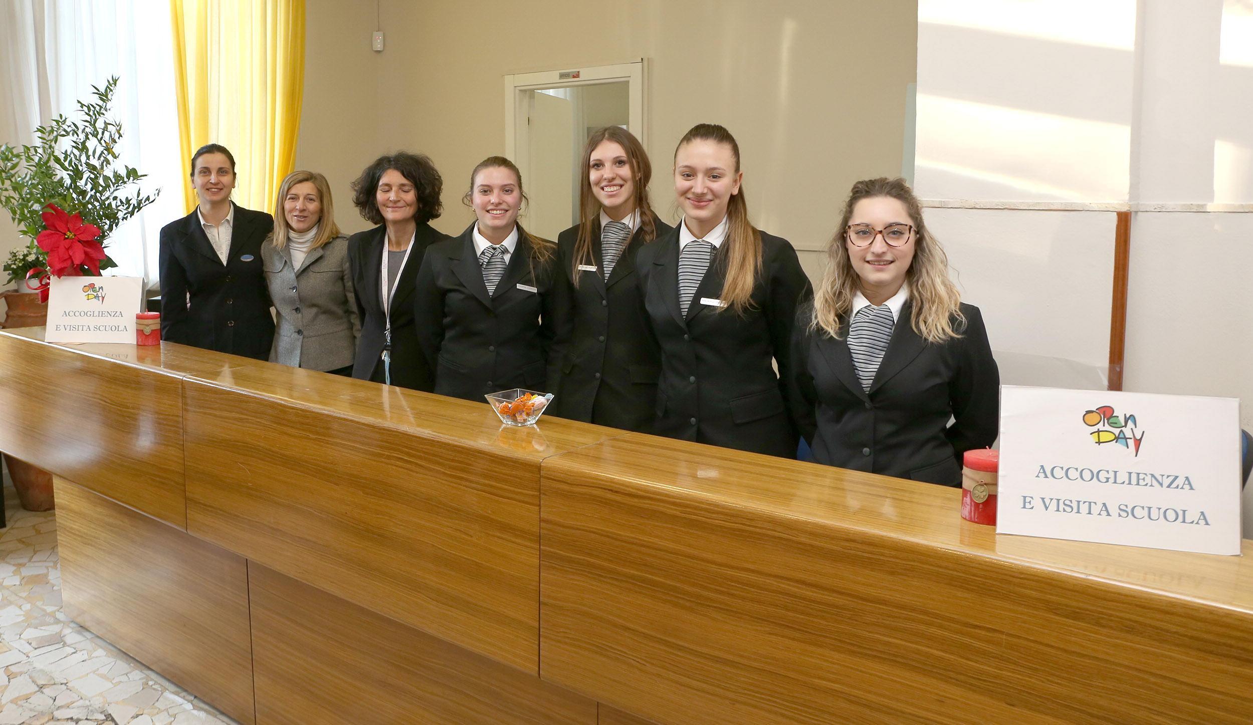 Studentesse del Martini al bancone dell’accoglienza alla Querceta agli open days del 2018 (Foto Nucci)