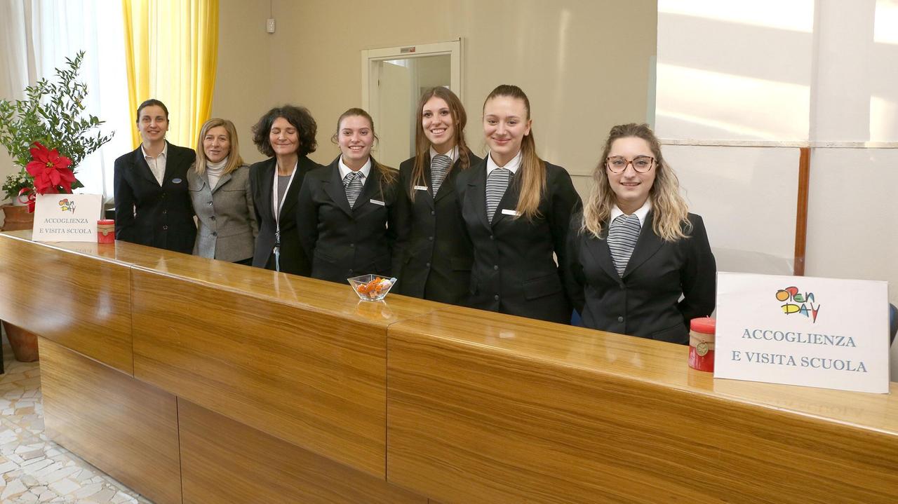 Studentesse del Martini al bancone dell’accoglienza alla Querceta agli open days del 2018 (Foto Nucci)