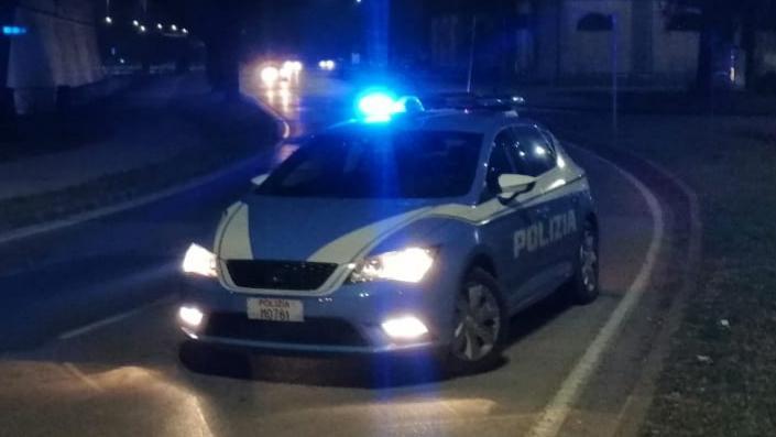 Mette in fuga i ladri nel condominio e ne fa arrestare uno