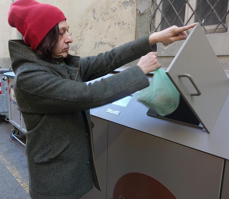 Cassonetti elettronici in centro sempre aperti ma più controlli 