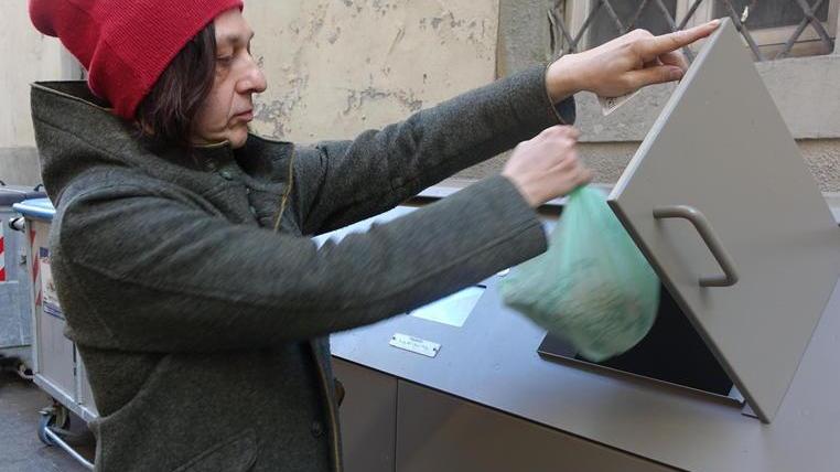 Cassonetti elettronici in centro sempre aperti ma più controlli