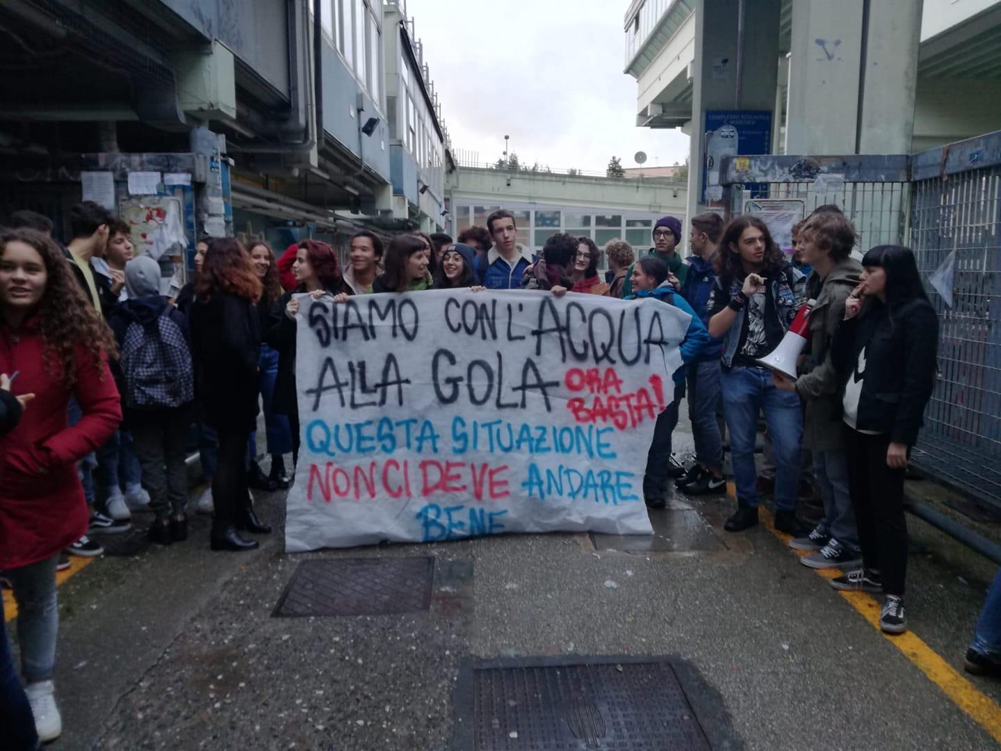 La protesta degli studenti sulle precarie condizioni del liceo Buonarroti di Pisa