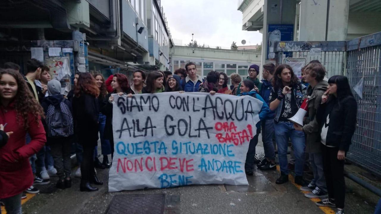 La protesta degli studenti sulle precarie condizioni del liceo Buonarroti di Pisa