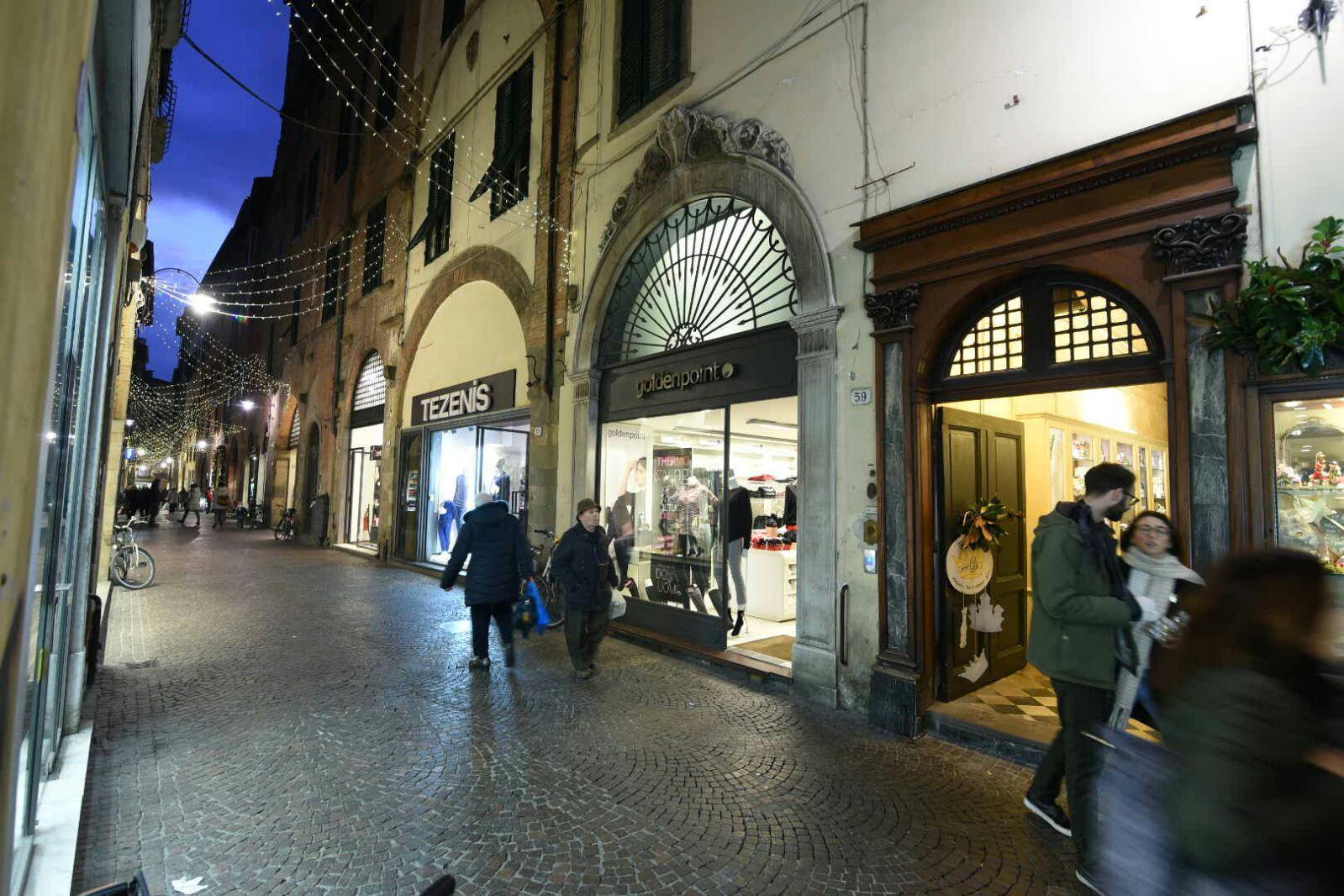Via Fillungo con le luci in un Natale passato