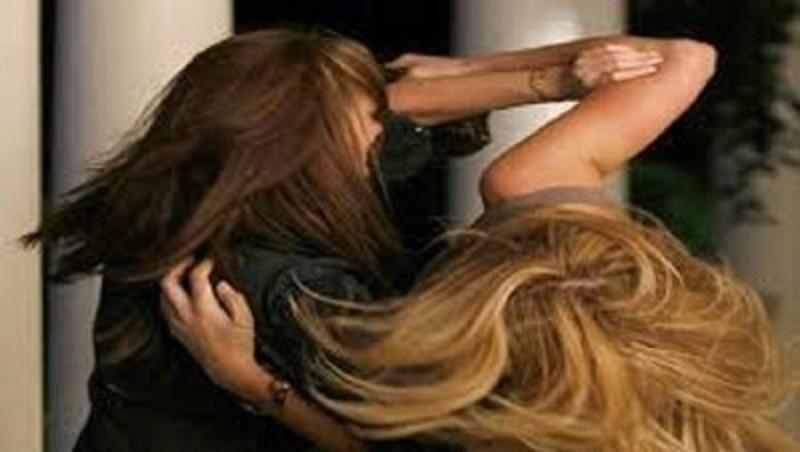 Una immagine d'archivio di una aggressione fra ragazze