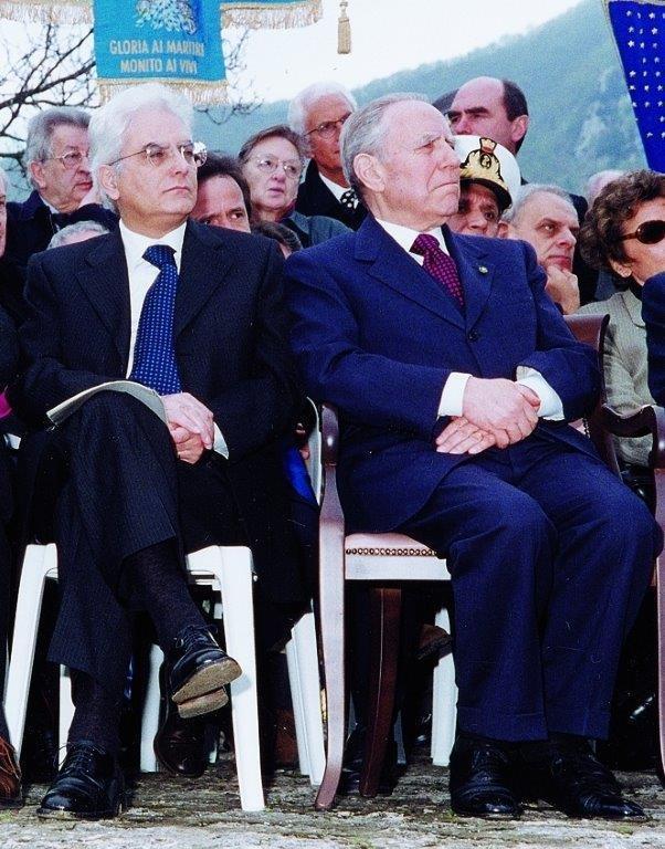 In questa foto d'archivio il presidente della Repubblica Ciampi con l'allora ministro della Difesa Mattarella a Sant'Anna di Stazzema