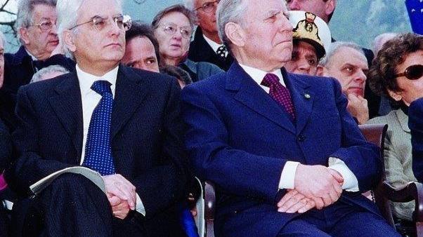 In questa foto d'archivio il presidente della Repubblica Ciampi con l'allora ministro della Difesa Mattarella a Sant'Anna di Stazzema
