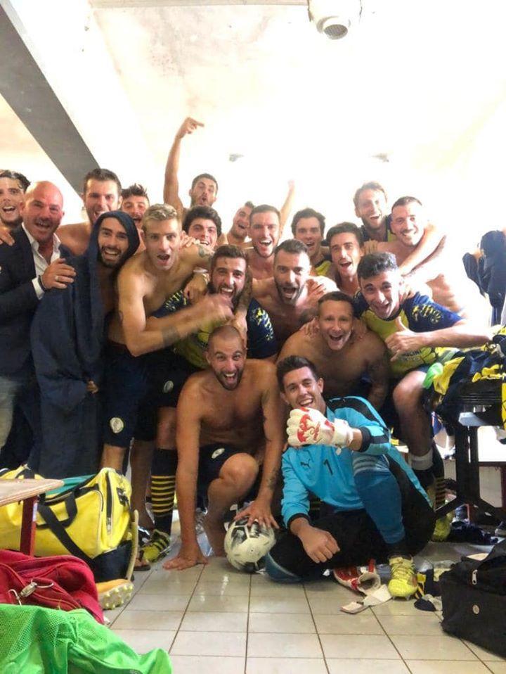 Un'immagine di festa nello spogliatoio del Lido (foto dalla pagina Fb Ac Lido di Camaiore)