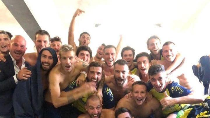 Un'immagine di festa nello spogliatoio del Lido (foto dalla pagina Fb Ac Lido di Camaiore)