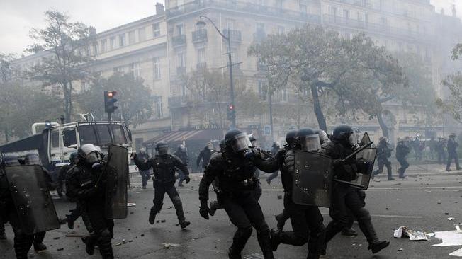 Gilet gialli: scontri a Bastille