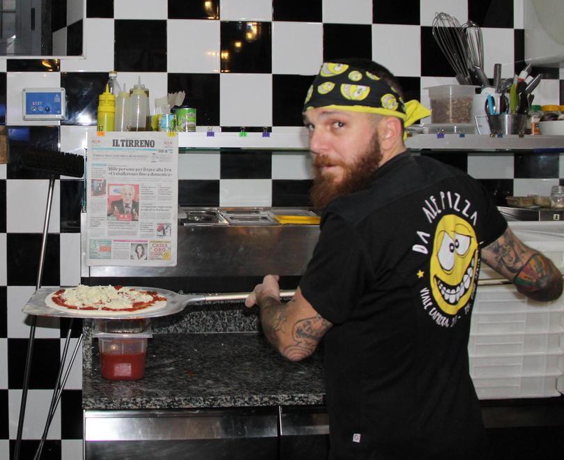 Alessio Bianchi, il pizzaiolo del sorriso «Così si lavora e si mangia meglio» 