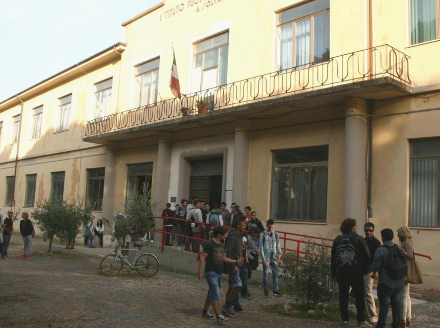 Protestano gli studenti dell’alberghiero: «A spagnolo dentro l’aula siamo in 42» 