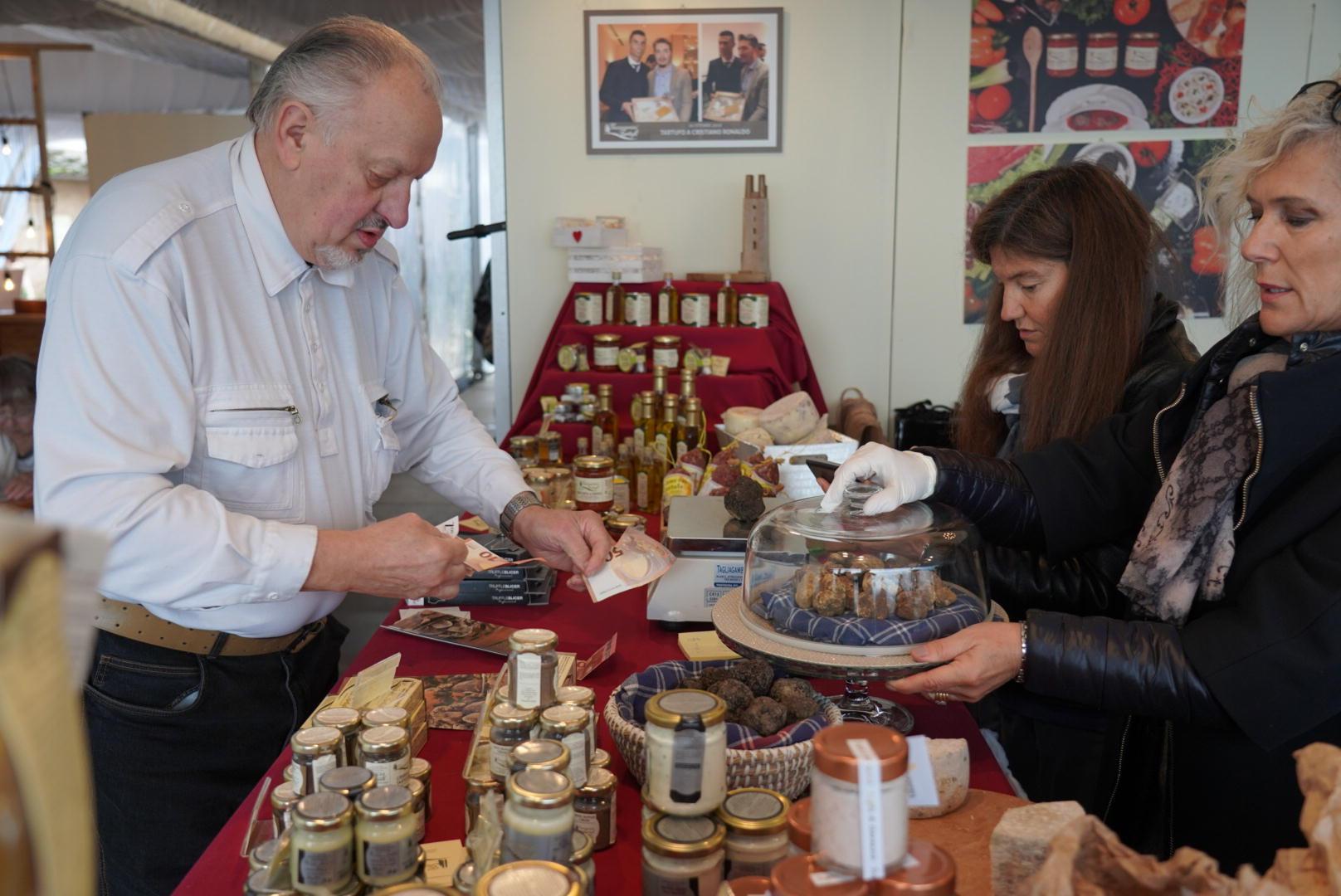 Uno stand della mostra sul tartufo a San Miniato