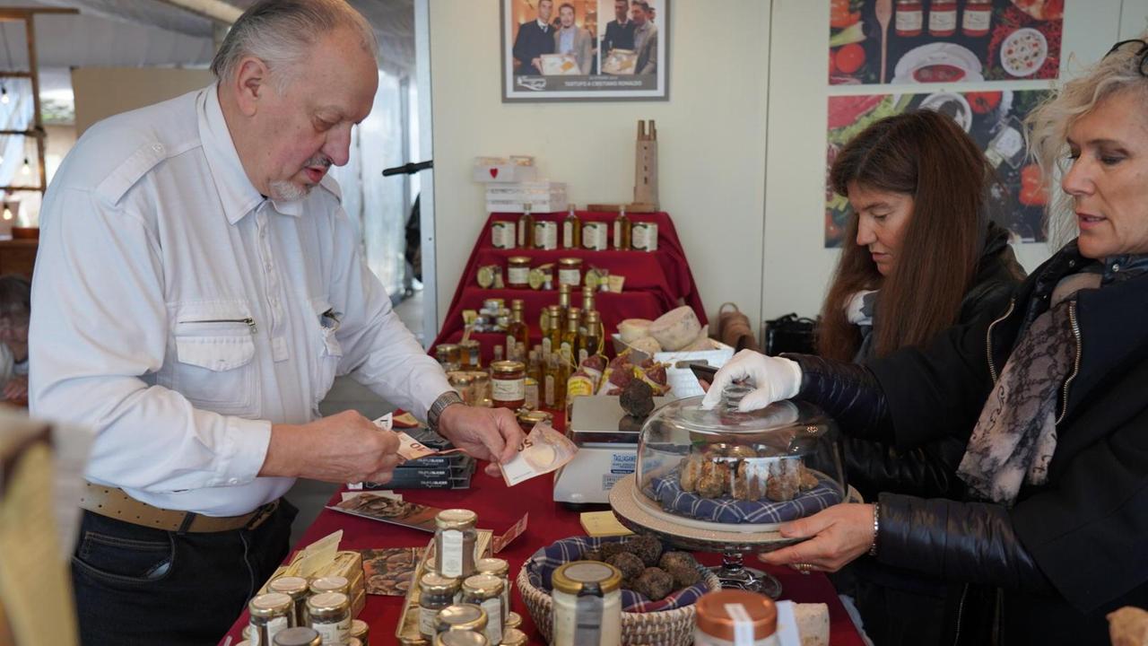 Uno stand della mostra sul tartufo a San Miniato