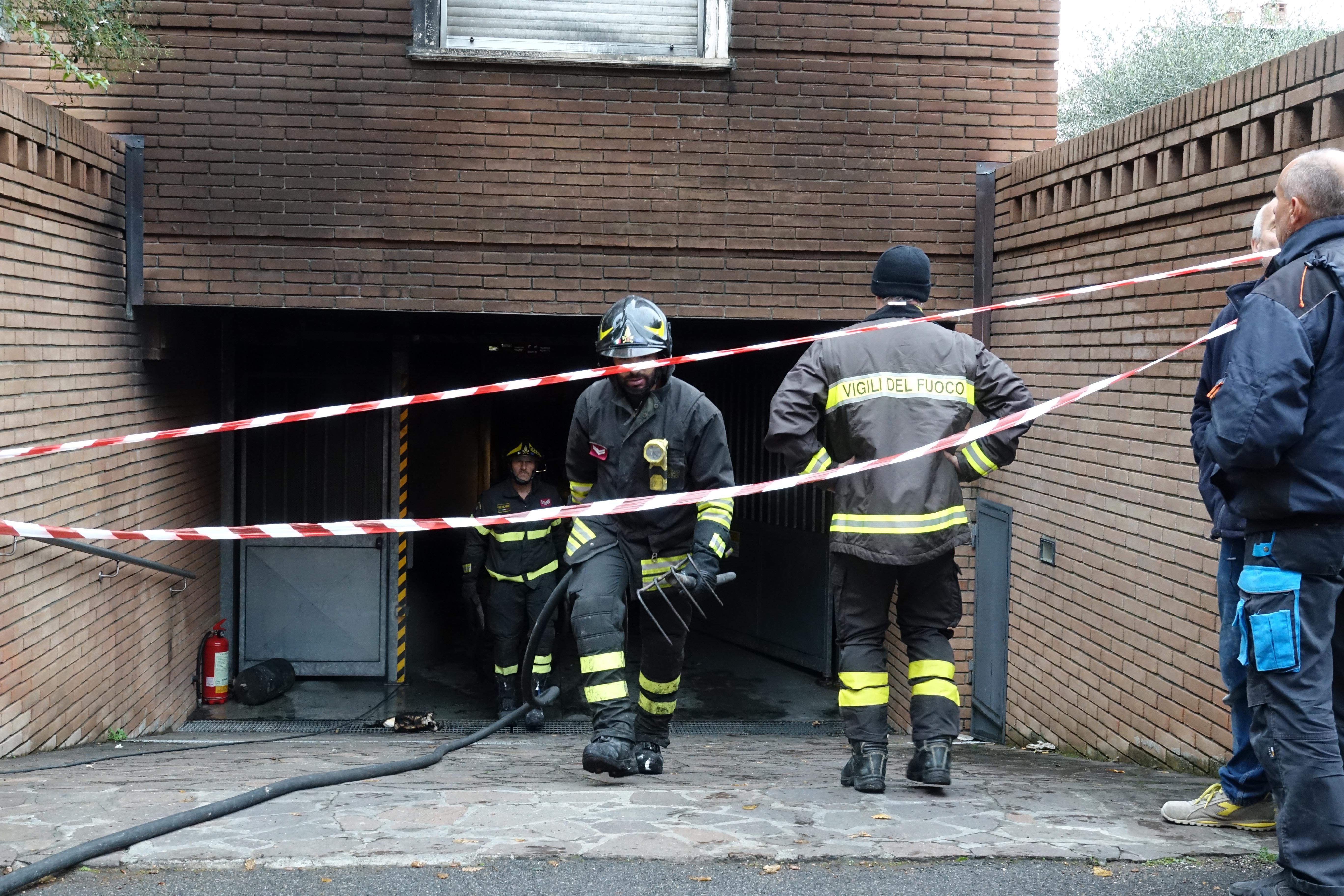 Fiamme in via Portogallo, distrutto un garage 