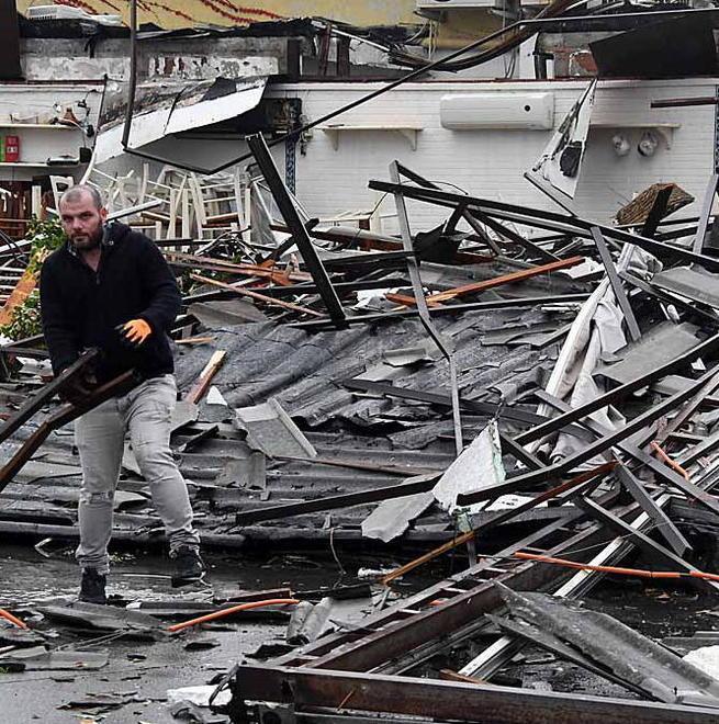 Un boato: in un minuto la tromba d'aria distrugge due locali e fa quasi un milione di danni 