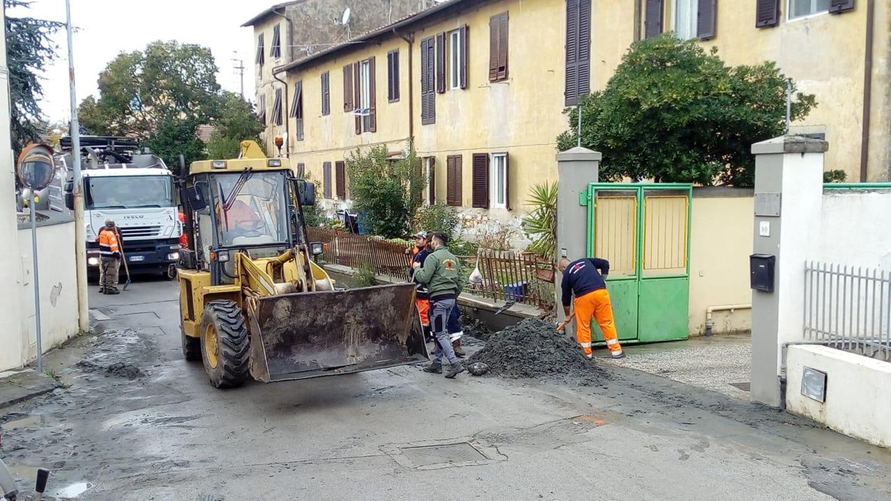 Operai al lavoro per il ripristino del cedimento in via Matteotti a Gello di San Giuliano Terme