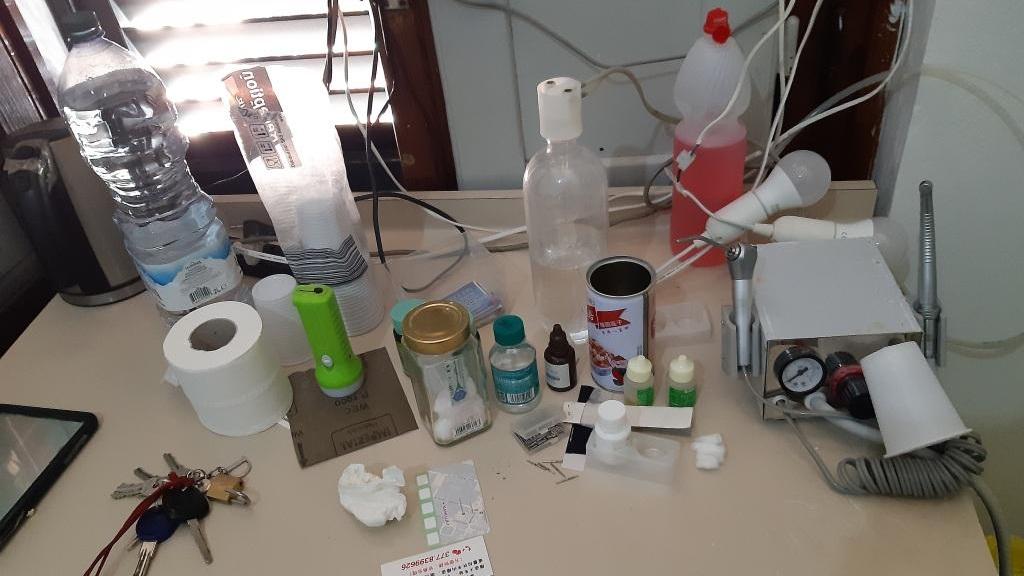 Gli strumenti del dentista abusivo scoperto dalla Municipale