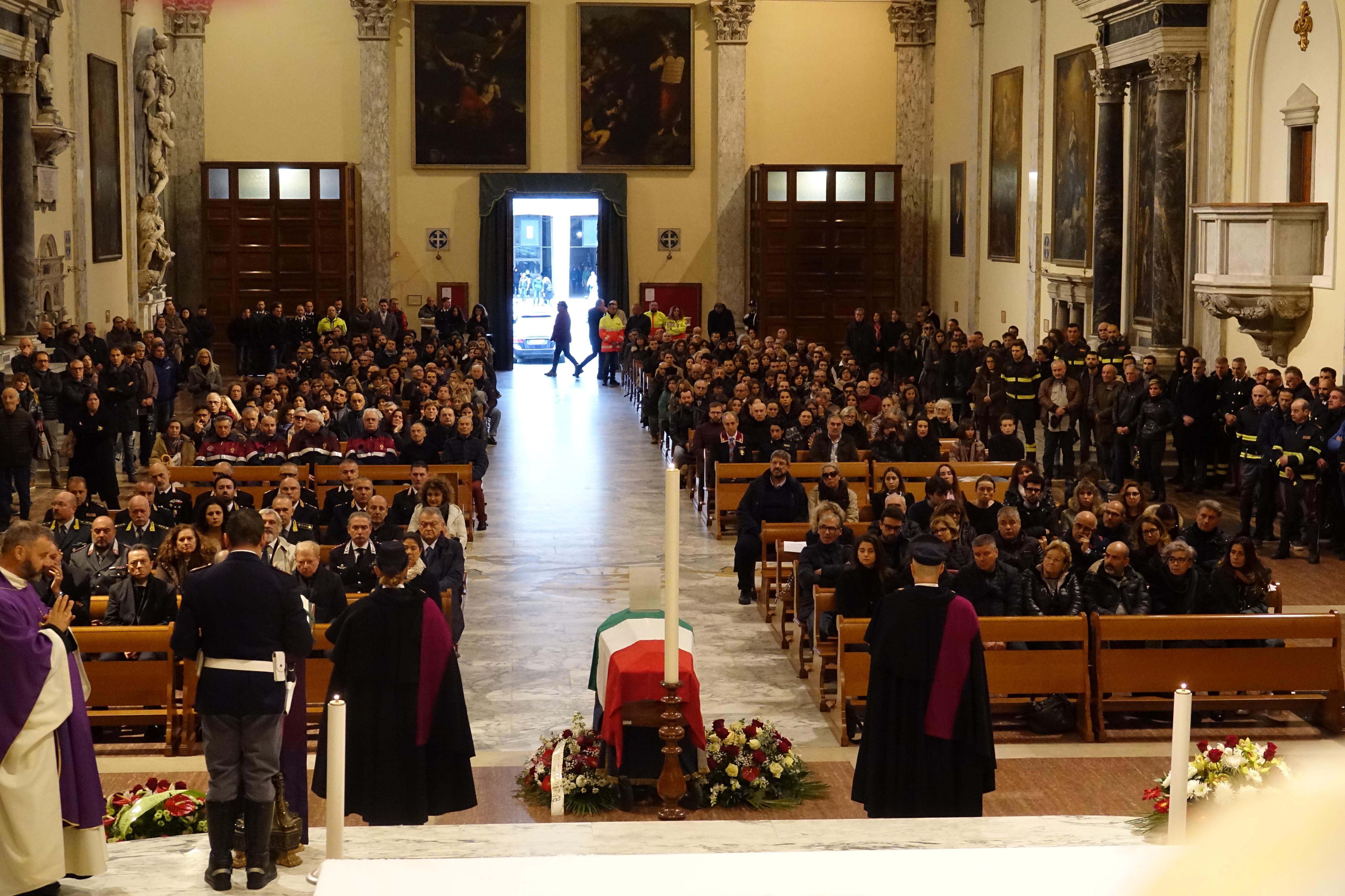 "Ciao collega", in mille in Duomo per l'ultimo saluto al poliziotto scomparso 