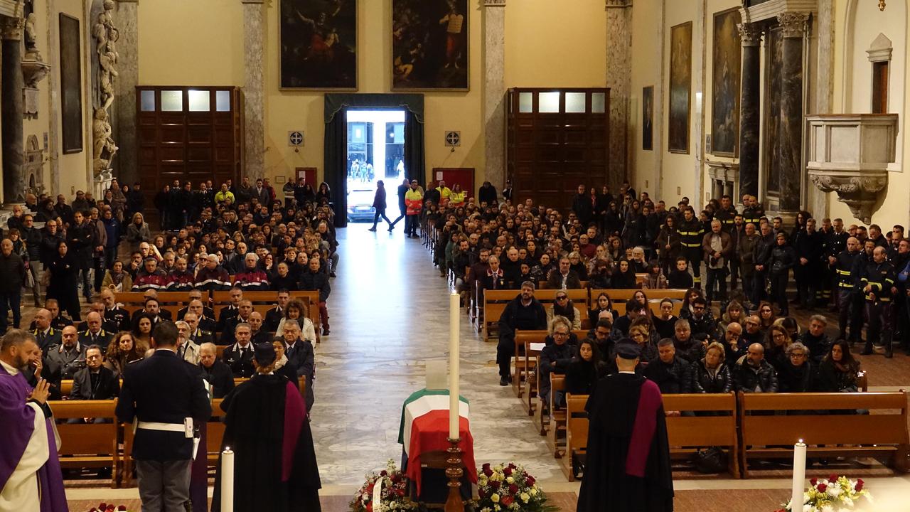 "Ciao collega", in mille in Duomo per l'ultimo saluto al poliziotto scomparso