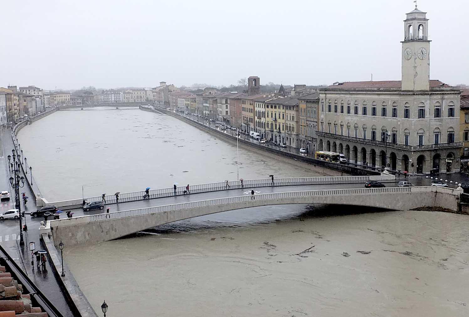 La piena dell'Arno a Pisa nel marzo del 2018