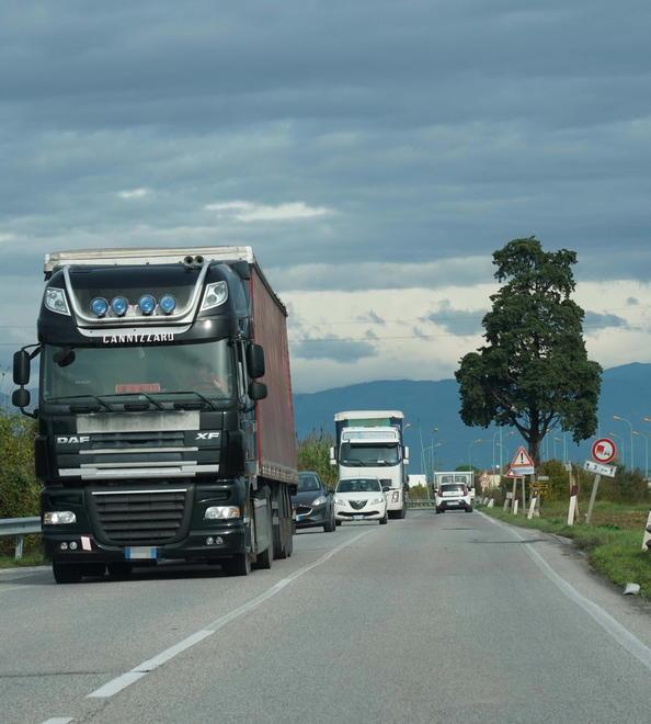 Tir in transito sulla Bientinese (foto Franco Silvi)