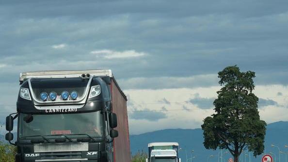 Tir in transito sulla Bientinese (foto Franco Silvi)