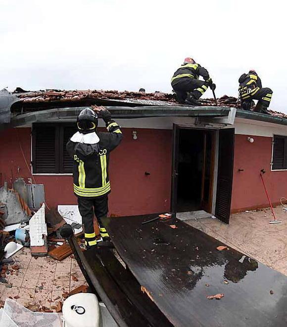 Scoperchiato dalle raffiche il tetto di una casa