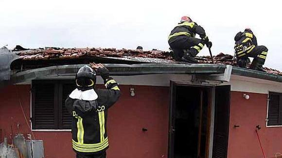 Scoperchiato dalle raffiche il tetto di una casa