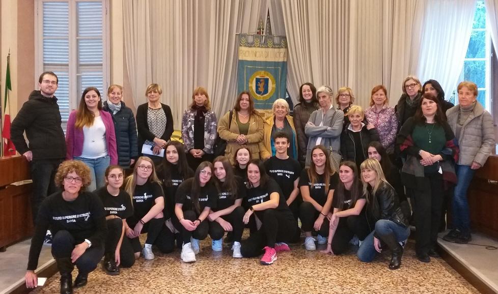 Fiocco bianco, basta violenza sulle donne Panchina rossa all’Isi di Barga per Vanessa 