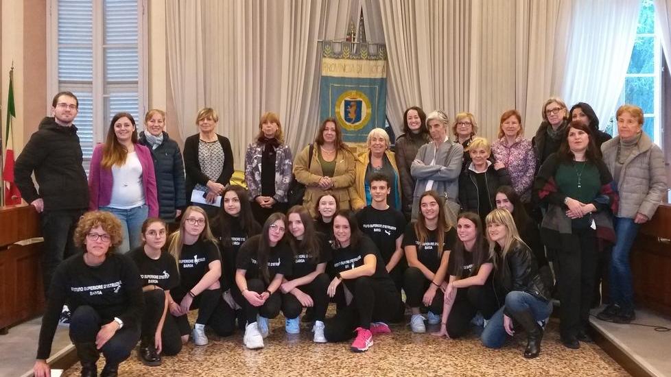Fiocco bianco, basta violenza sulle donne Panchina rossa all’Isi di Barga per Vanessa