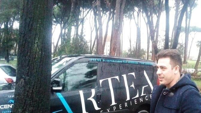 Crolla un pino sul viale dei Tigli Due autisti salvi per un soffio