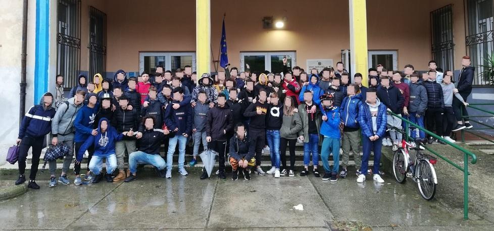 Piove nelle aule, gli studenti non fanno lezione 