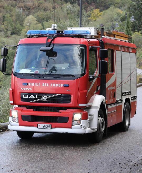 Donna rischia di finire nel fosso a bordo strada