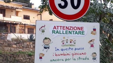 Nuovo cartello in paese «Attenzione, rallentare qui giocano i bambini»