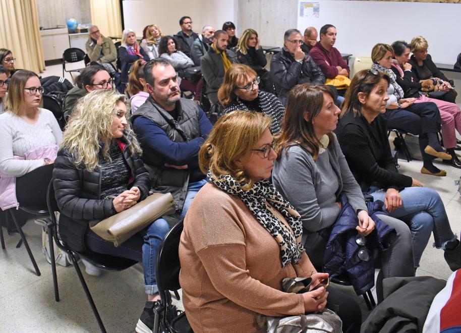 Un momento dell’assemblea dei genitori degli studenti che frequentano l’istituto professionale Einaudi e che si è svolta giovedì in una delle aule della scuola di via Pacinotti (foto Gori)