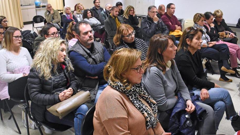 Un momento dell’assemblea dei genitori degli studenti che frequentano l’istituto professionale Einaudi e che si è svolta giovedì in una delle aule della scuola di via Pacinotti (foto Gori)