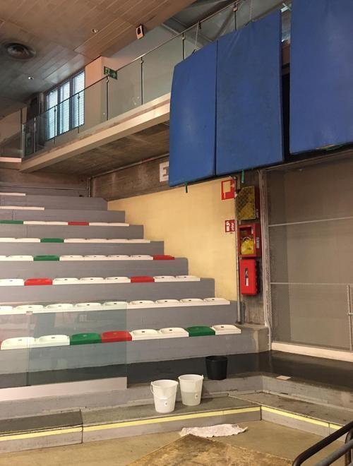 Il maltempo flagella anche gli sport indoor PÈiove dentro il Palasport di via Guasco 