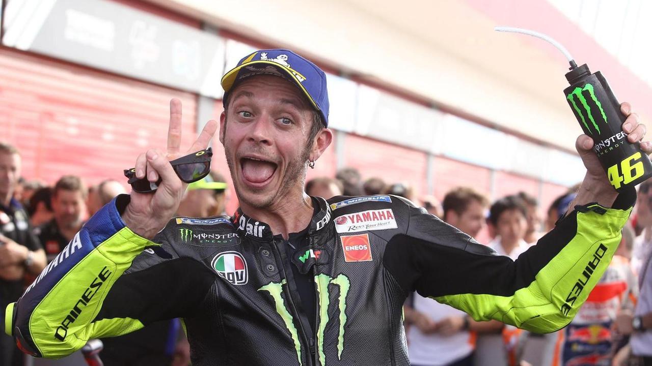 Quartararo il più veloce, Rossi cade ancora