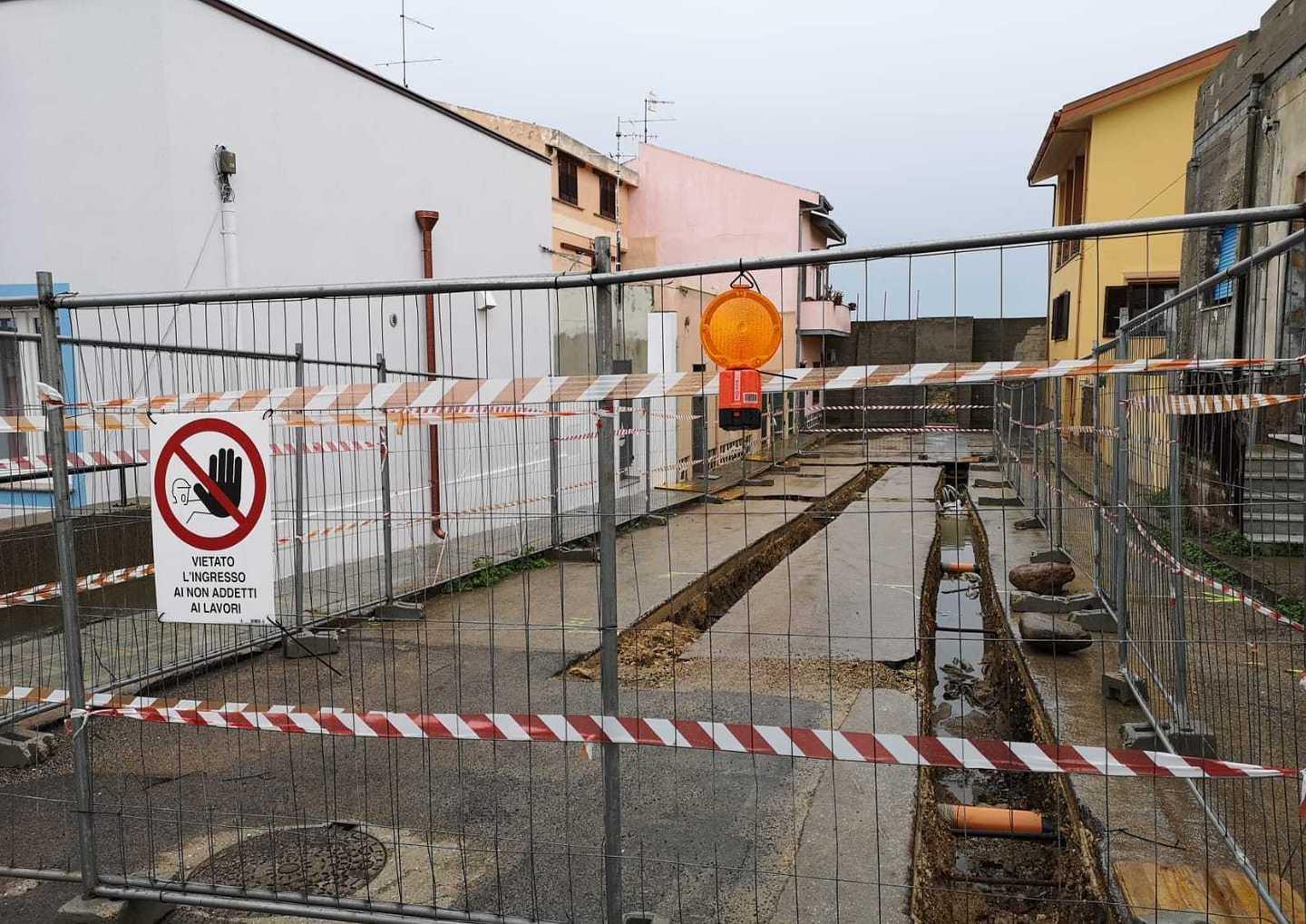 Scavi bloccano la strada: «Noi ostaggi» 
