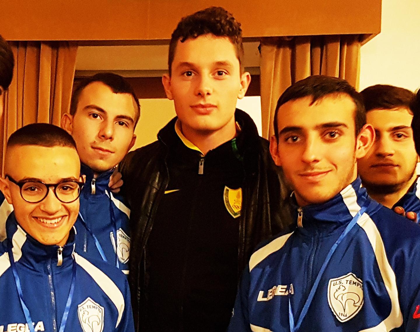 Filippo Tortu alla Conferenza regionale dello sport con un gruppo di giovani calciatori tempiesi