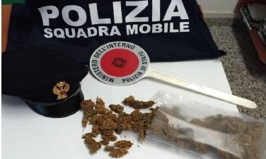 Scappa con la droga e investe un poliziotto