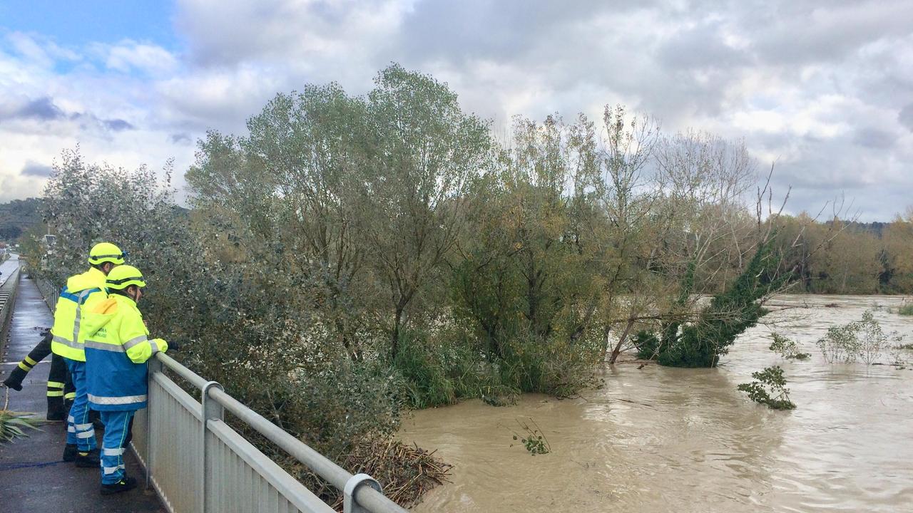 Maltempo a Cecina, fiume a rischio esondazione: evacuati in oltre 500 lungo l'argine - Video