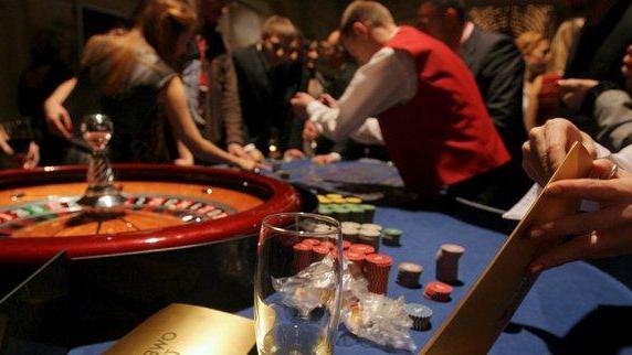 Perde 98mila euro al casinò e denuncia un furto: condannato